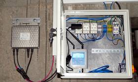 Mikro razsmernik ter električna omarica fotonapetostnega sistema PV oken v kletnem prostoru Fakultete za elektrotehniko